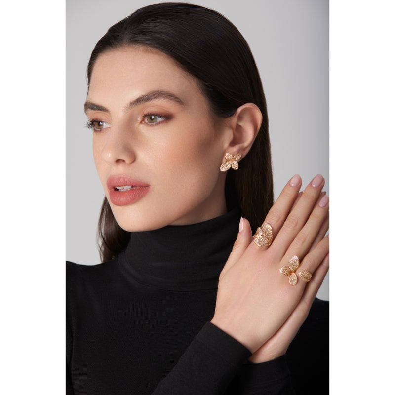 Giardini Segreti Four Leaves Flower Pinky Ring in 18K Rose Gold with White and Champagne Diamonds. Suitable for left hand endorsement.