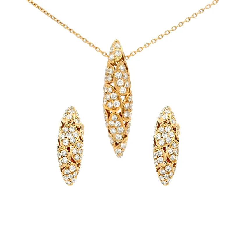 Elegant Gold Pendant Set with Diamonds