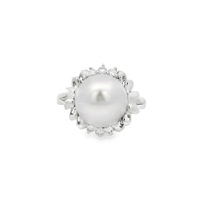 Pearl Ring in Gold and Diamonds