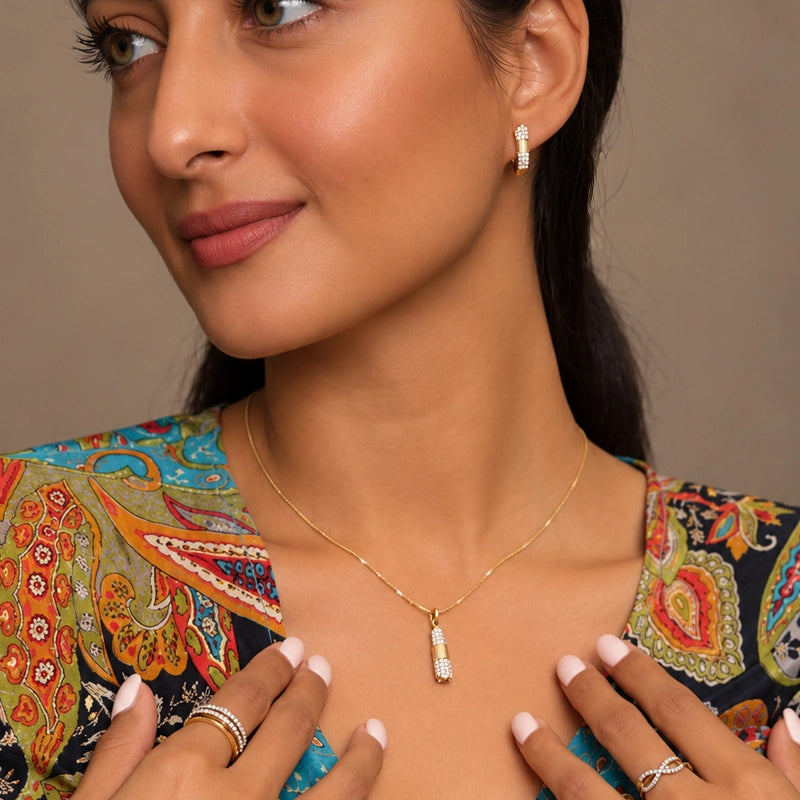 Elegant 18K yellow gold pendant and hoop earring set with diamonds