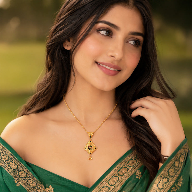 Enticing 22K Yellow Gold Pendant with floral center