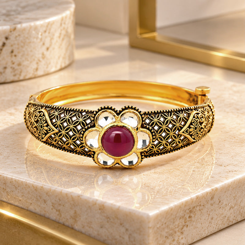Antique 22K Yellow Gold Bangle Bracelet with Elegant Floral Design