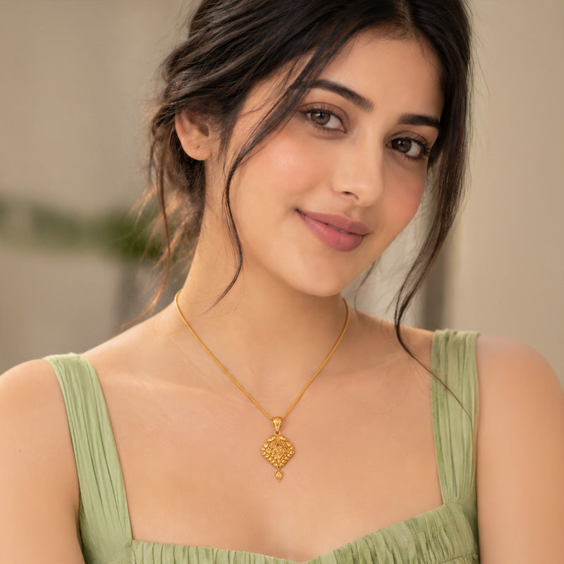 Elegant Gold Pendant Necklace