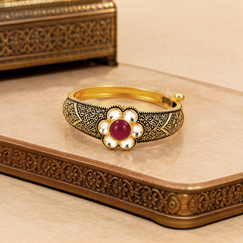 Antique 22K Yellow Gold Bangle Bracelet with Elegant Floral Design