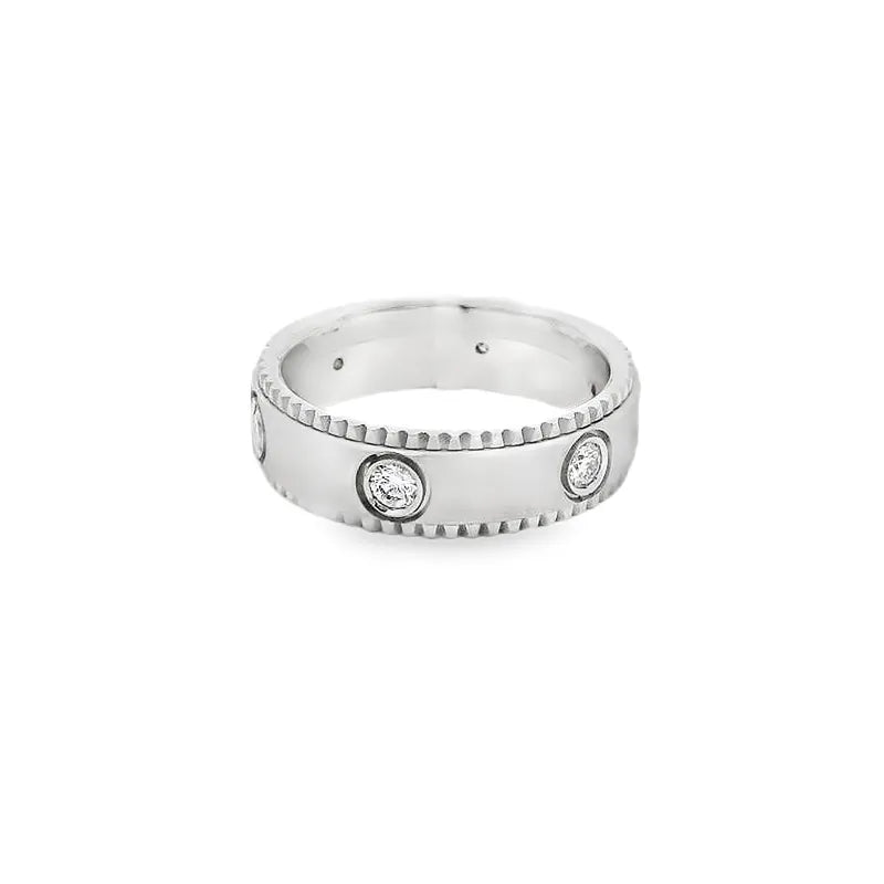 Elegant 18K Gold Ring with Diamonds