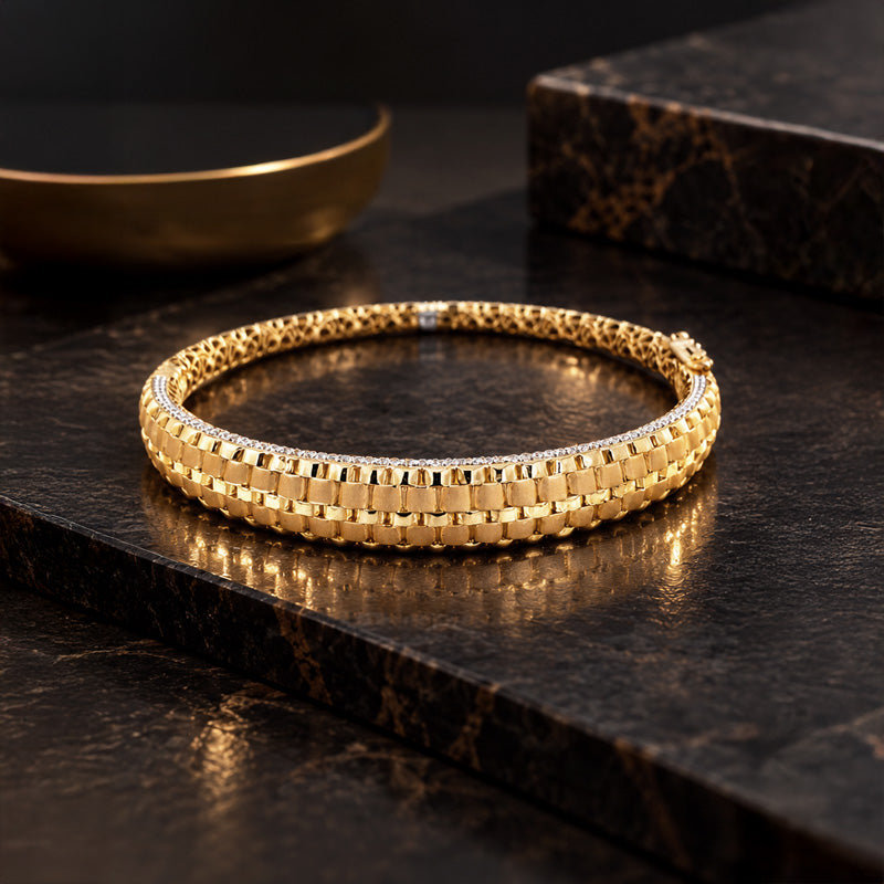 Elegant 18K Yellow Gold Bangle Bracelet for Women with Polished Finish