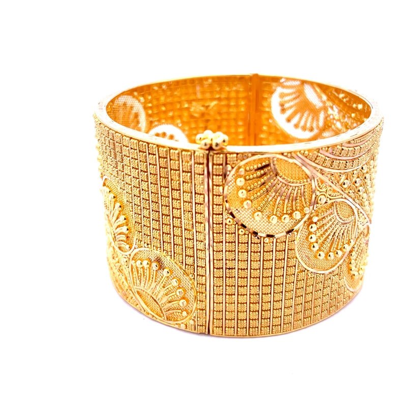 Elegant 22K Yellow Gold Bangle with Intricate Filigree Details for Women