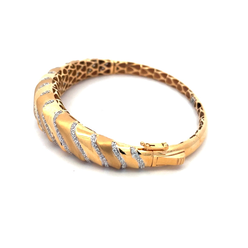 Elegant 18K Yellow Gold Flowing Wave Bangle Bracelet for Women