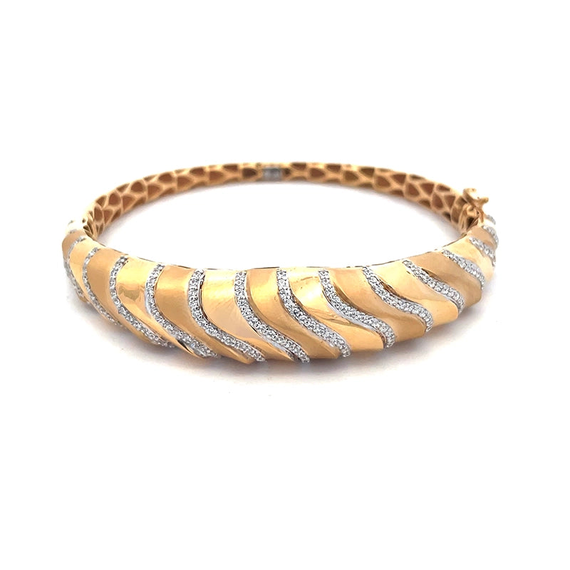 Elegant 18K Yellow Gold Flowing Wave Bangle Bracelet for Women