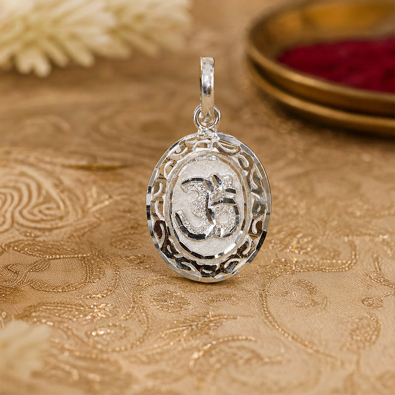 Oval shaped OM pendant in 18K Gold