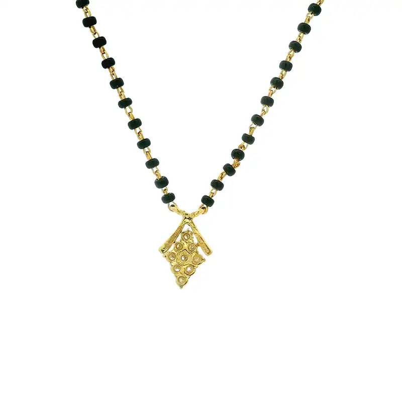 Minimalist Pendant Necklace in 18K Gold and Diamonds for Timeless Beauty and Sparkle