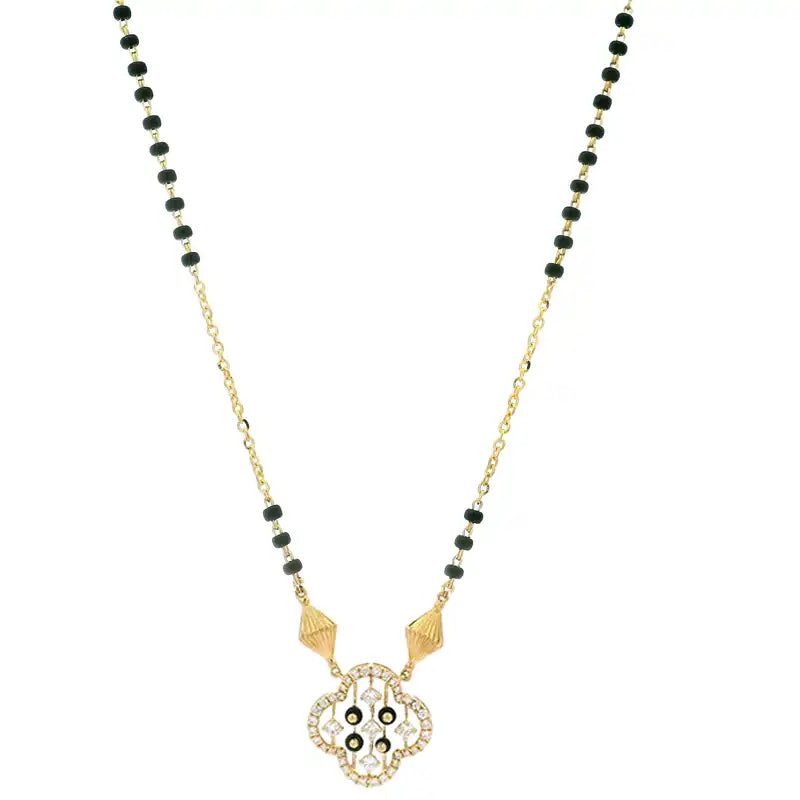 Clover Pendant Necklace in Gold and Diamonds for Timeless Style and Everyday Grace
