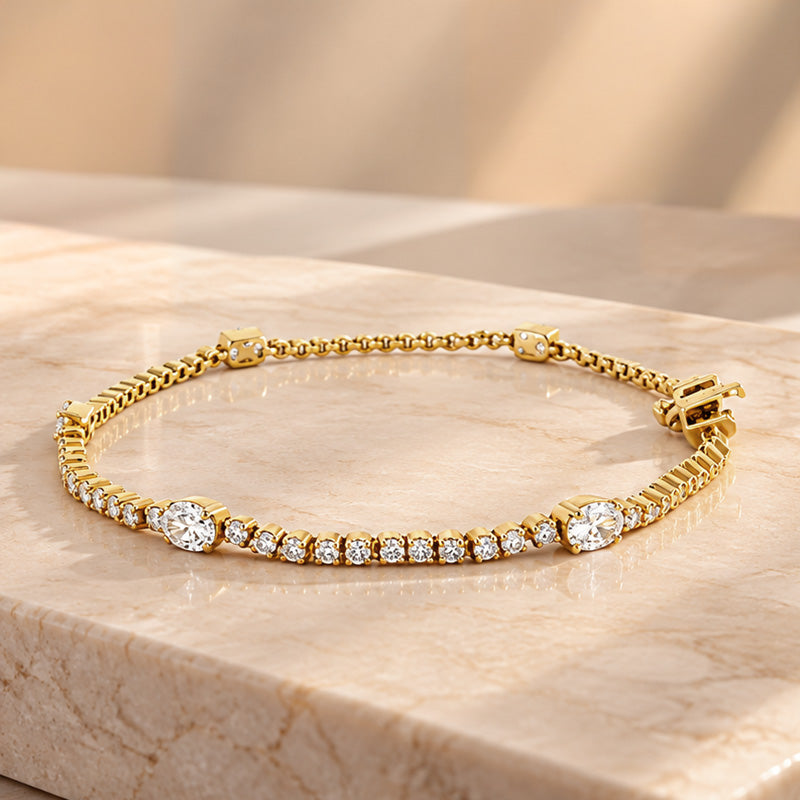 Stunning Oval and Round Diamond Bracelet in 18K Gold