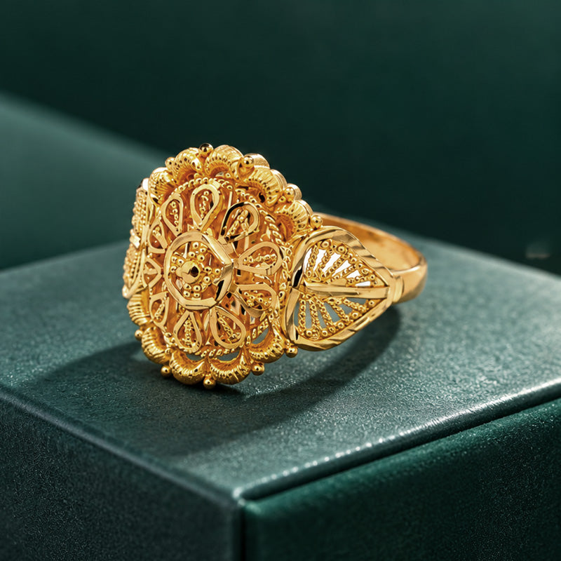Elegant 22k Yellow Gold Ring Size 7.5 for Timeless Appeal