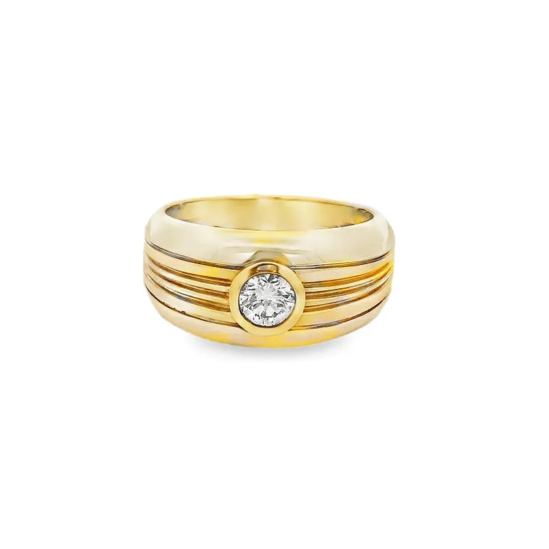 Elegant Gold Ring with Diamond Accent