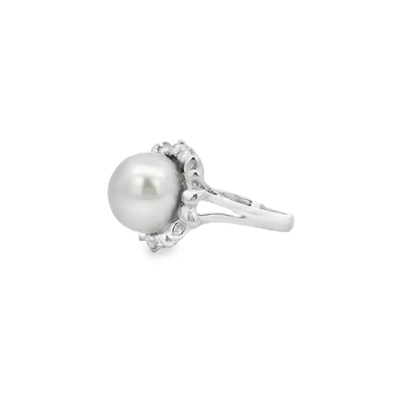 Pearl Ring in Gold and Diamonds