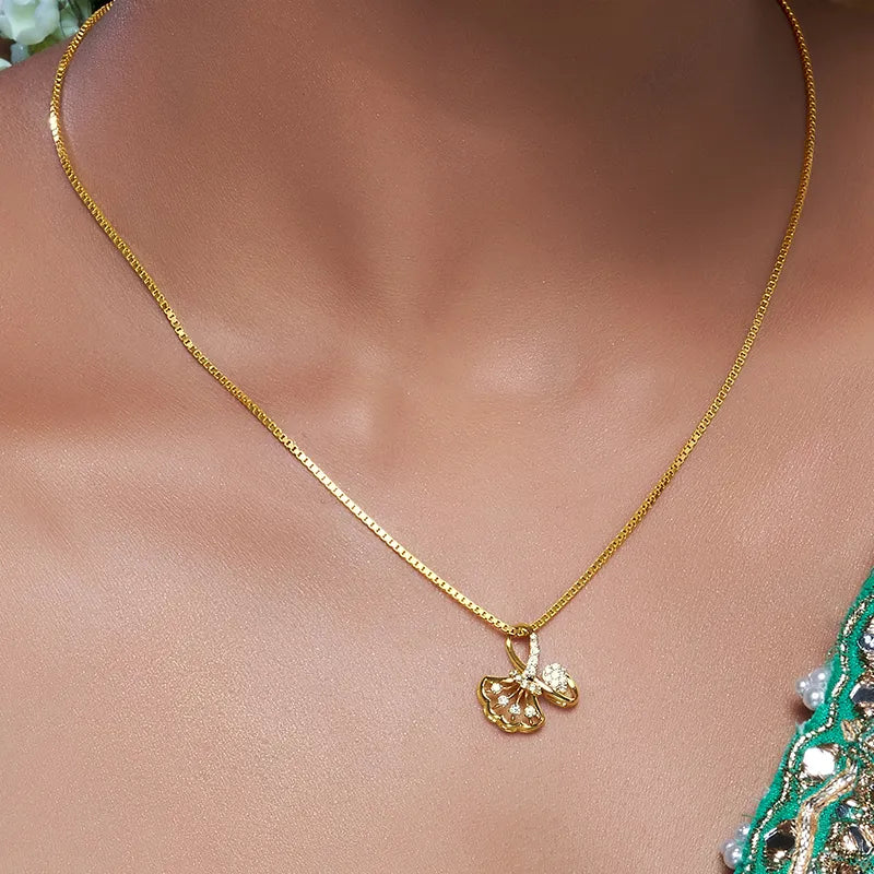 Nature inspired Sparkle -18K Gold Diamond Pendant Set
