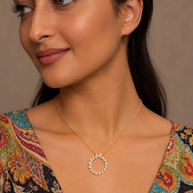 Elegant 18K Yellow Gold Necklace with Sparkling Diamonds for Daily Wear