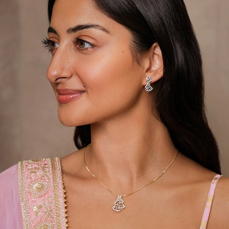 Elegant 18k yellow gold diamond pendant and hanging earrings set with chain