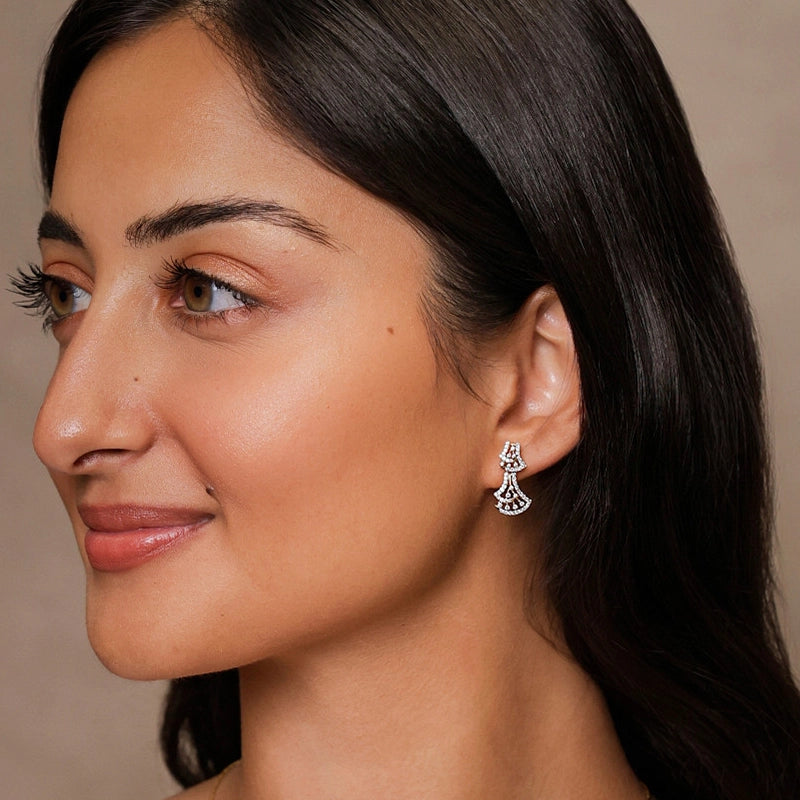 Elegant 18k yellow gold diamond pendant and hanging earrings set with chain