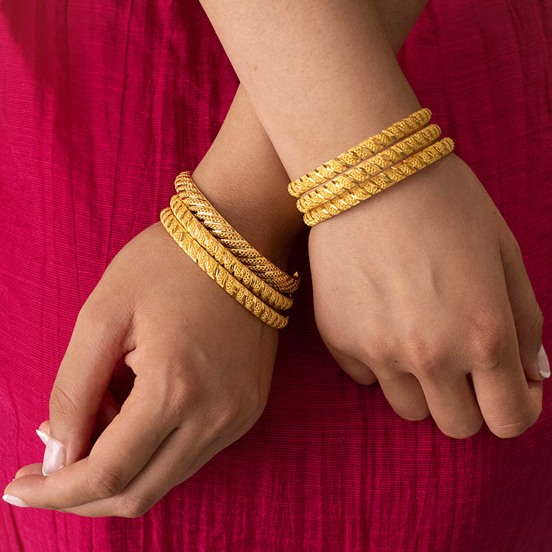 Elegant 22K Yellow Gold Bangle Set with Intricate Detailing Size 2.5