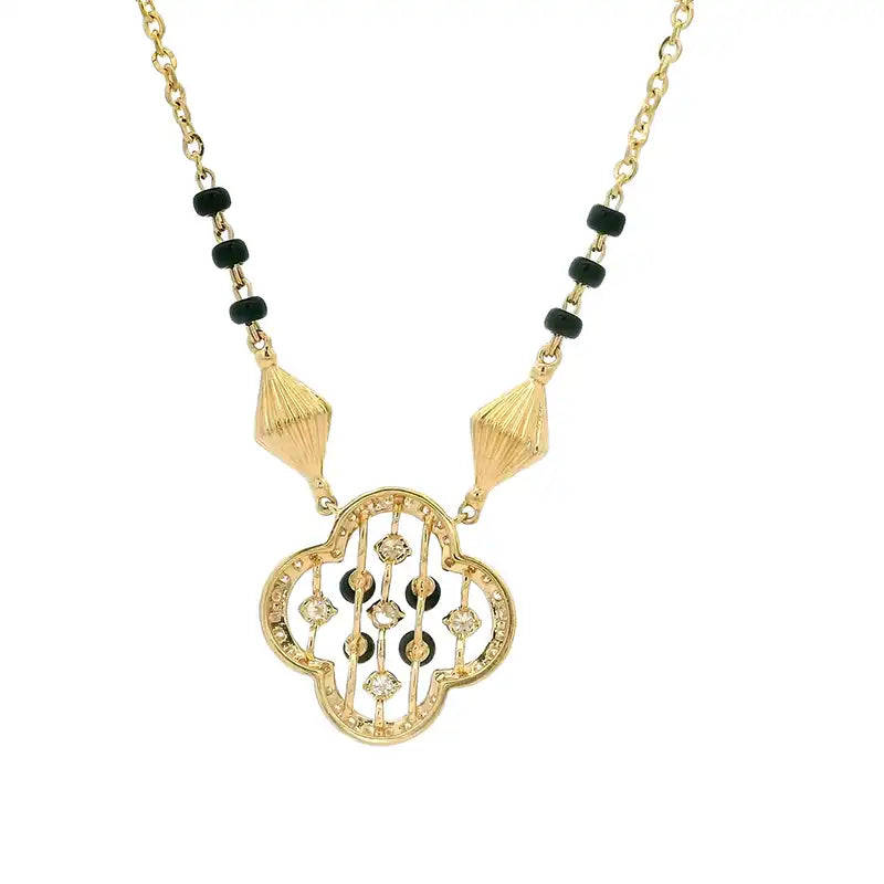 Clover Pendant Necklace in Gold and Diamonds for Timeless Style and Everyday Grace