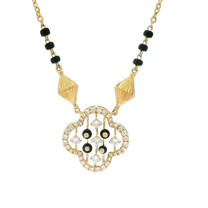 Clover Pendant Necklace in Gold and Diamonds for Timeless Style and Everyday Grace