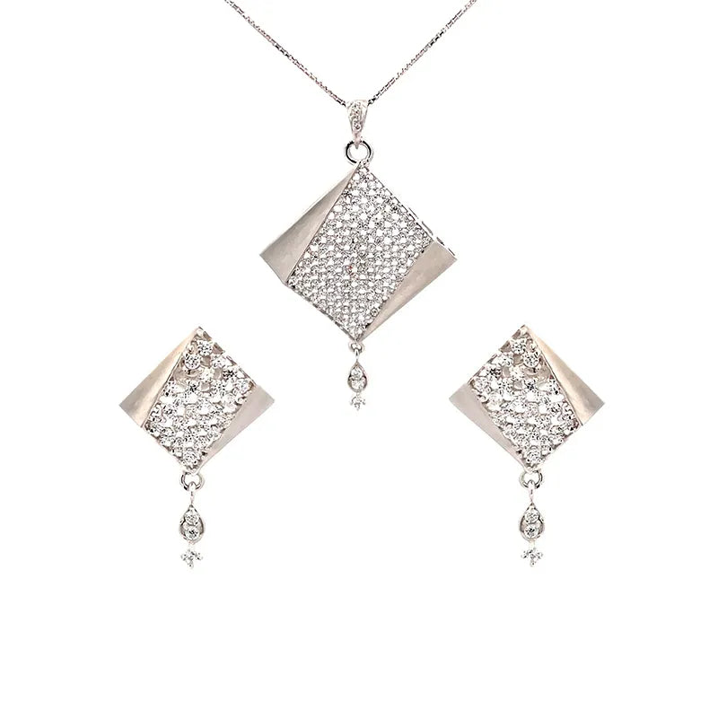 Elegant 18K White Gold Rhombus Pendant Set with Sparkling CZ Stones for Everyday Charm