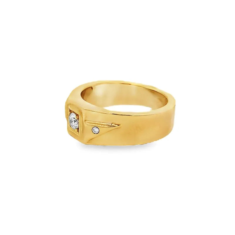 Elegant Gold Ring with Diamond Accent