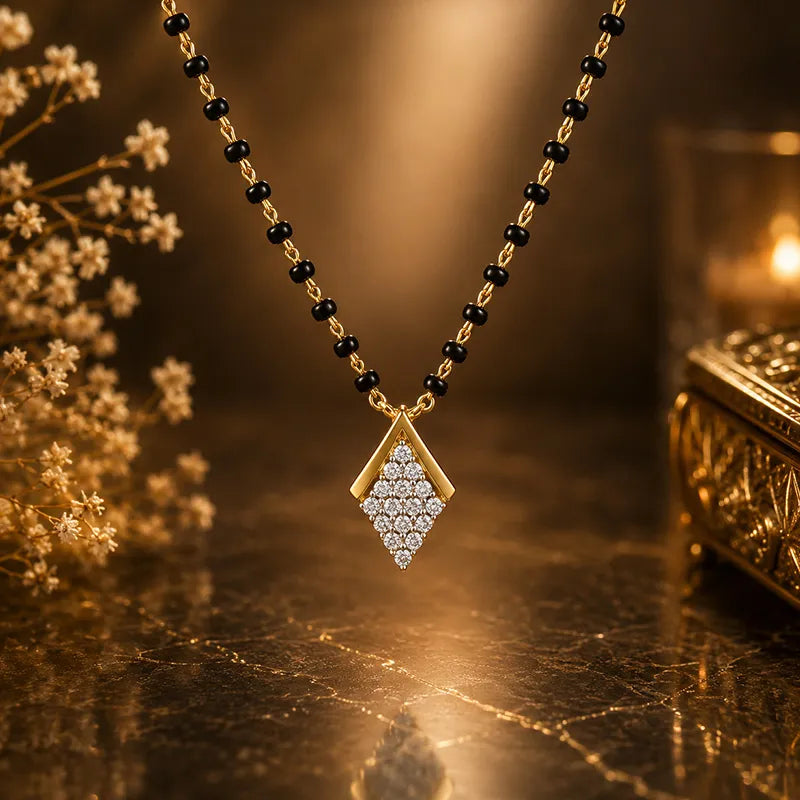 Minimalist Pendant Necklace in 18K Gold and Diamonds for Timeless Beauty and Sparkle