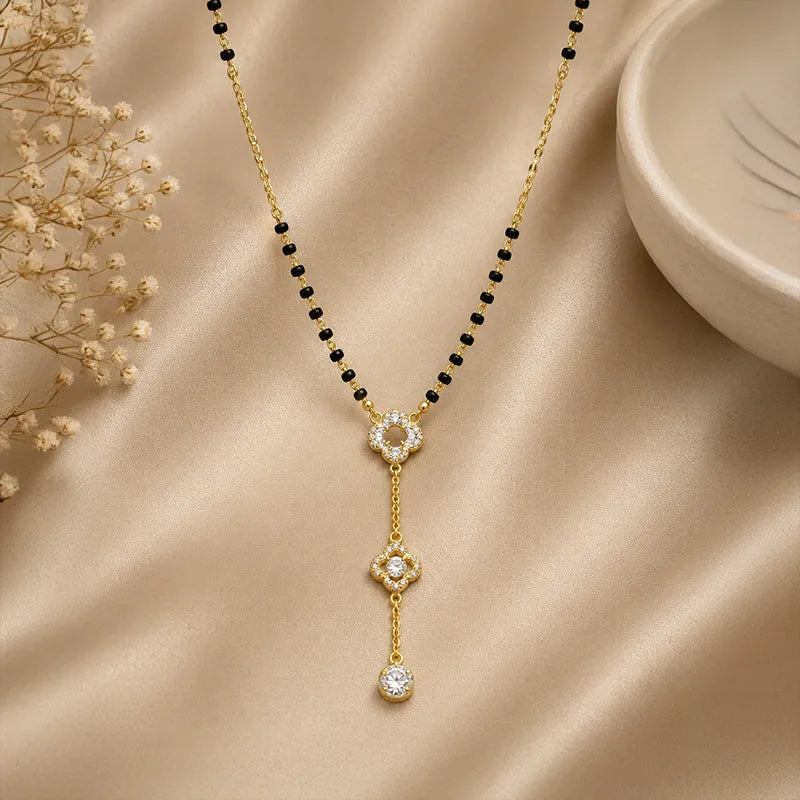 Elegant 18K Yellow Gold Necklace with a Sparkling Diamond Accent