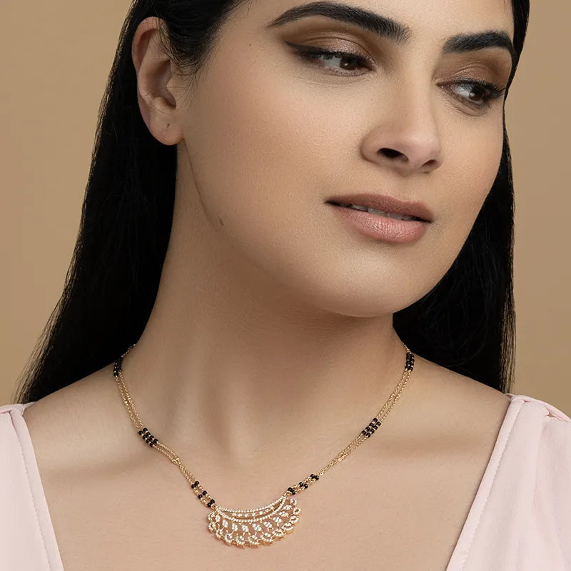 Beautiful 18K Yellow Gold Necklace with Diamond Accent for Timeless Style
