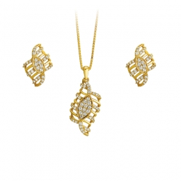 Elegant Gold Diamond Pendant Set with chain