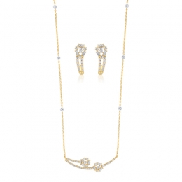 Elegant 18K Gold Diamond Pendant Set