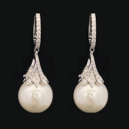 Elegant Pearl Earrings in Gold and Diamonds