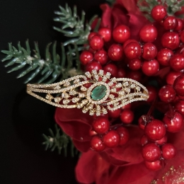 Exquisite Diamond and Emerald Bangle Bracelet