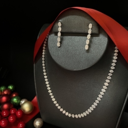 Luxurious 18K  Gold Diamond Necklace Set