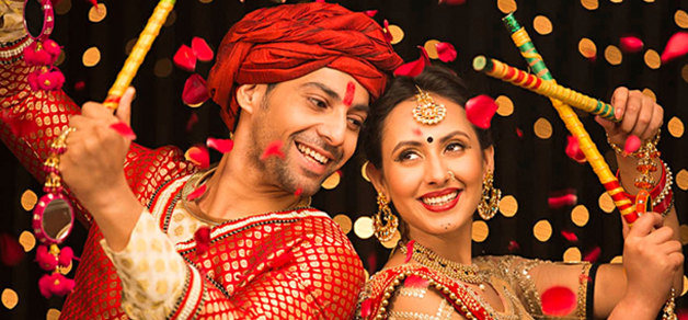 couple doing dandiya dance