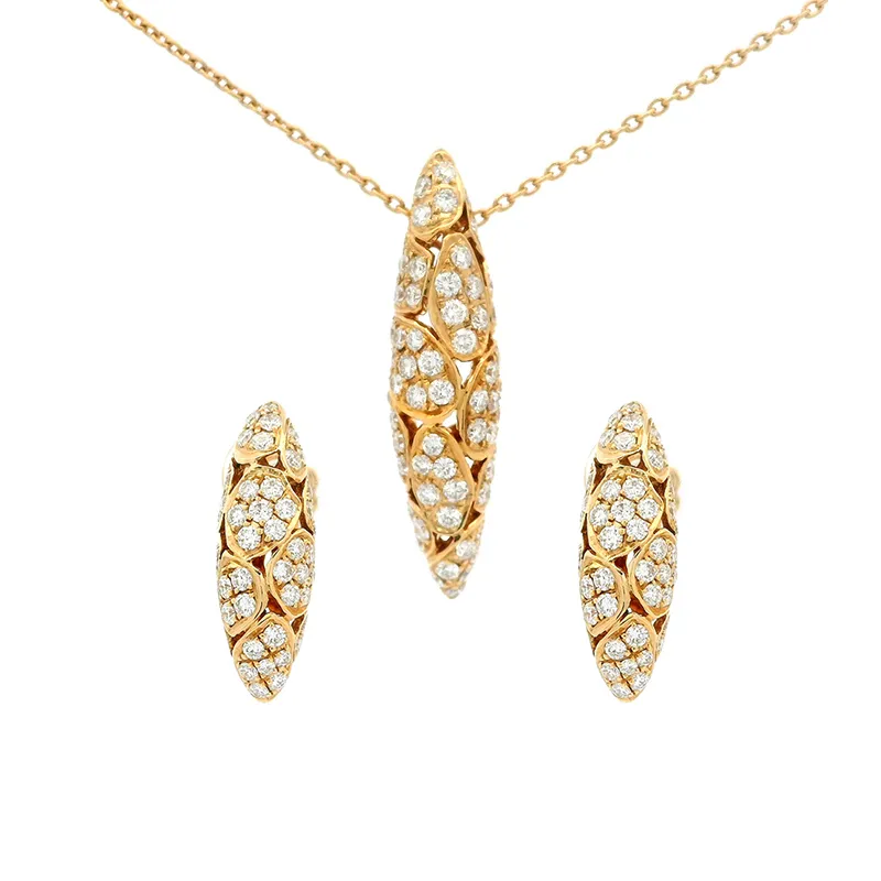 Elegant Gold Pendant Set with Diamonds