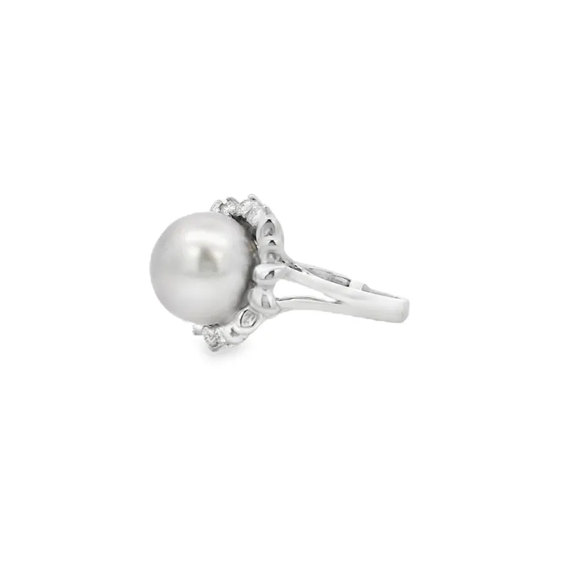Pearl Ring in Gold and Diamonds