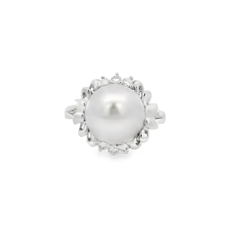 Pearl Ring in Gold and Diamonds