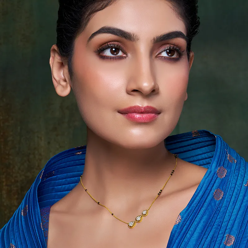 Elegant necklace in Gold Diamond and black beads.