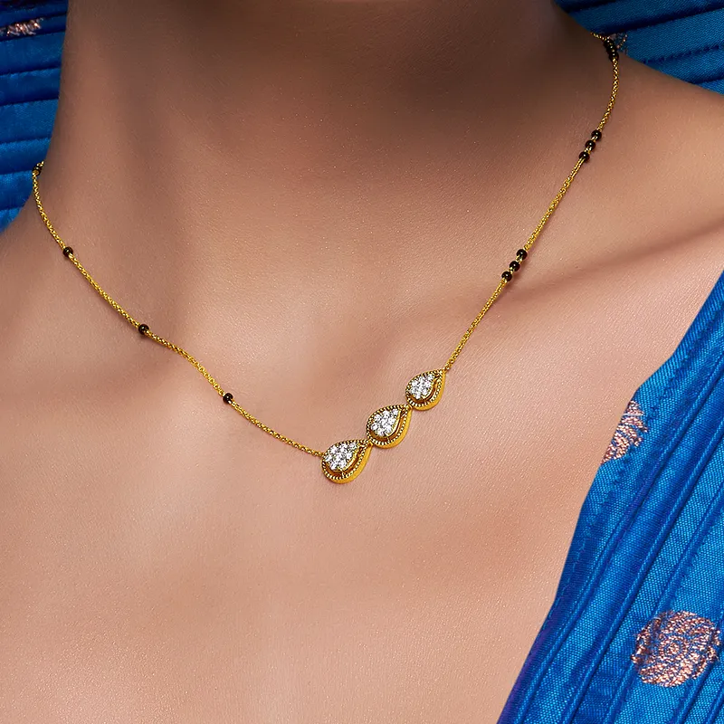 Elegant necklace in Gold Diamond and black beads.