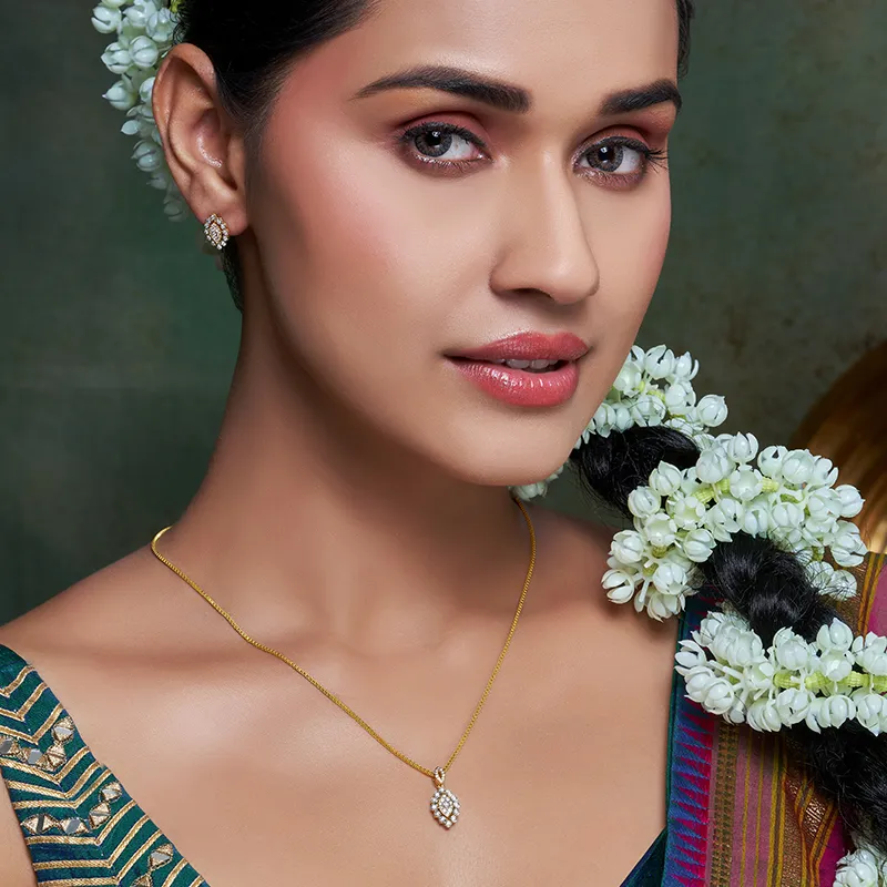 Classic 18K Gold Dimond Pendant Set