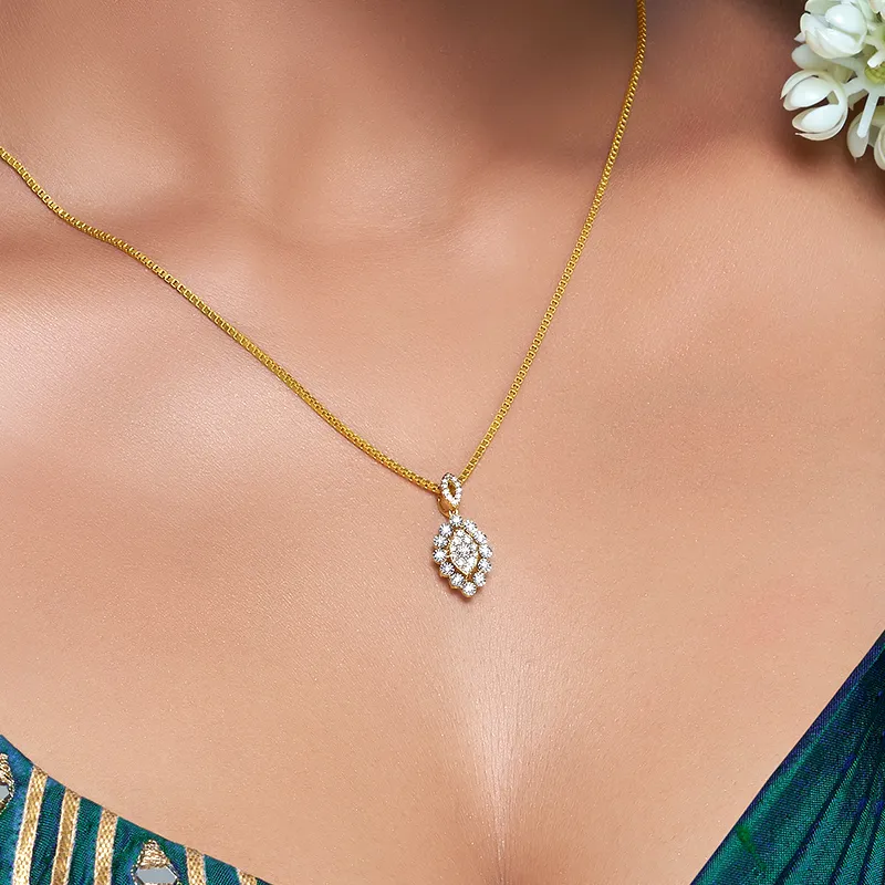 Classic 18K Gold Dimond Pendant Set
