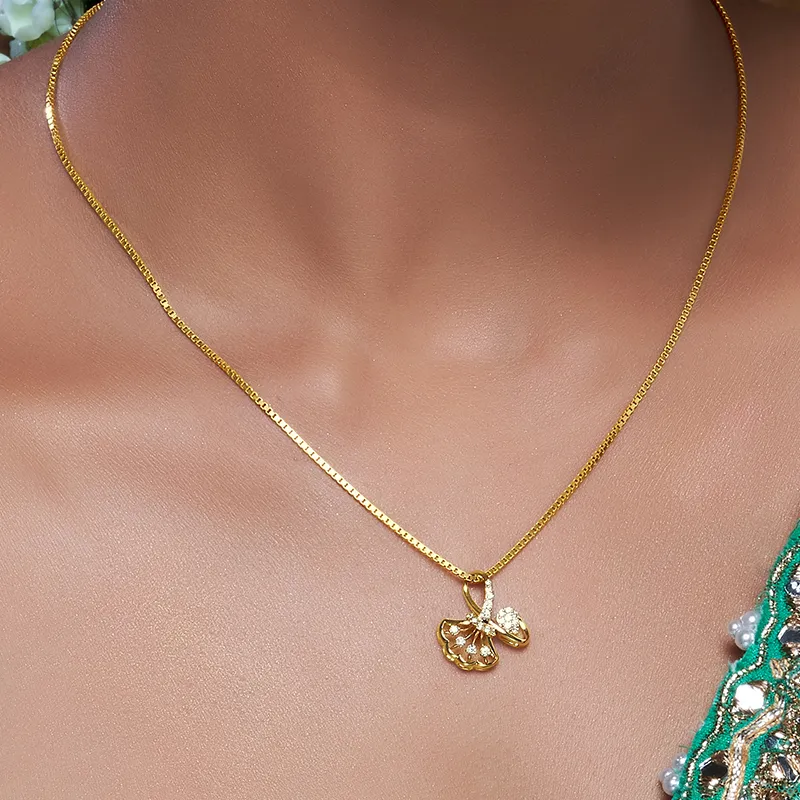 Nature inspired Sparkle -18K Gold Diamond Pendant Set