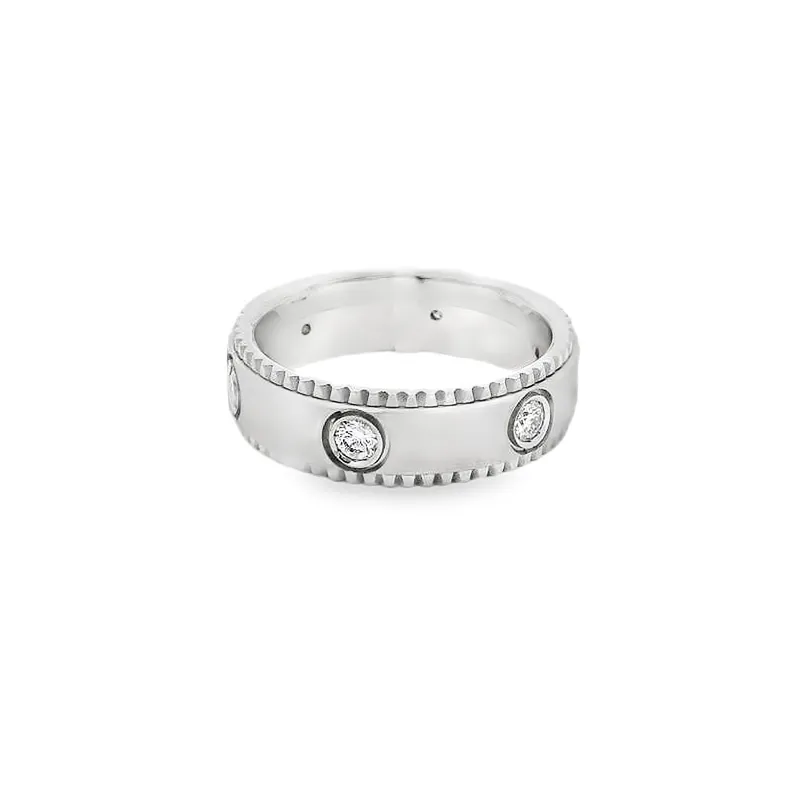 Elegant 18K Gold Ring with Diamonds