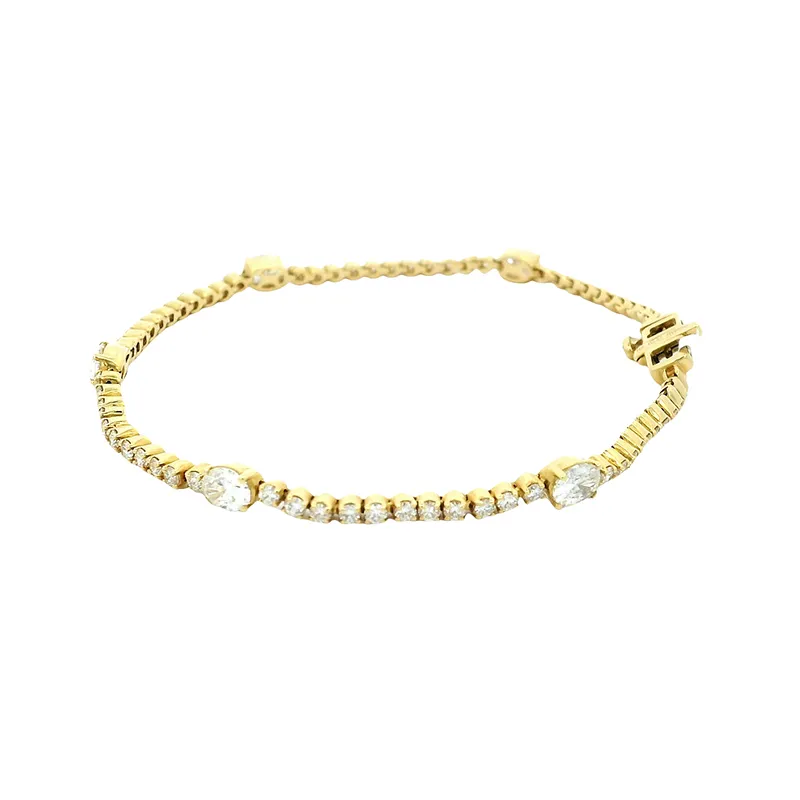 Stunning Oval and Round Diamond Bracelet in 18K Gold