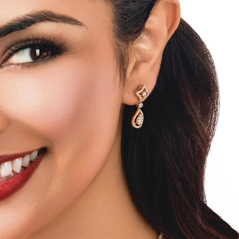 Elegant Gold and Diamond Necklace Set