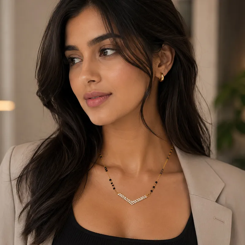 V-shaped Mangalsutra in 18K gold and Diamonds